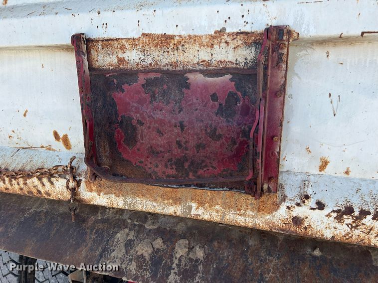 image for item II9187 1982 International F2275  dump truck