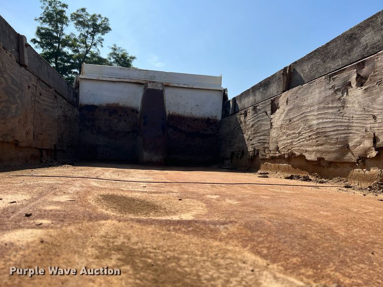 image for item II9187 1982 International F2275  dump truck