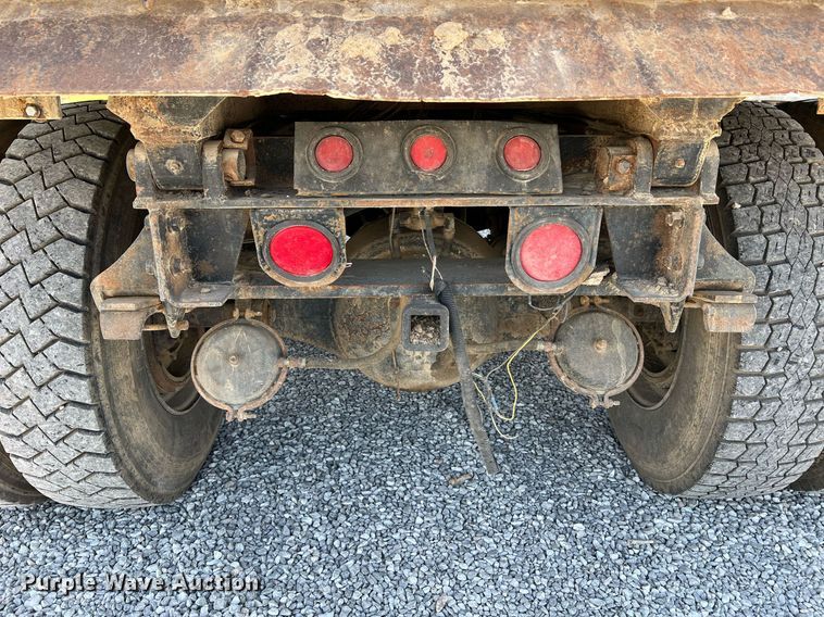 image for item II9187 1982 International F2275  dump truck