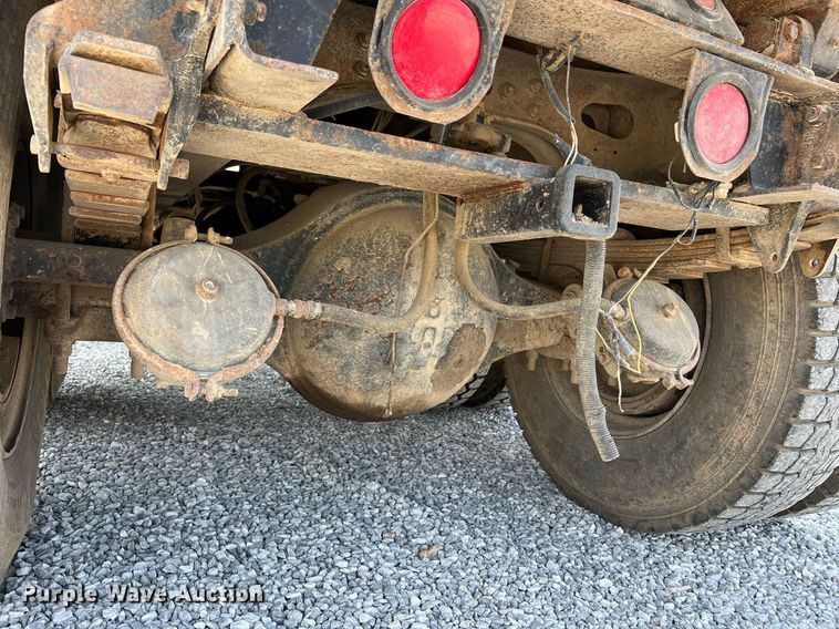 image for item II9187 1982 International F2275  dump truck