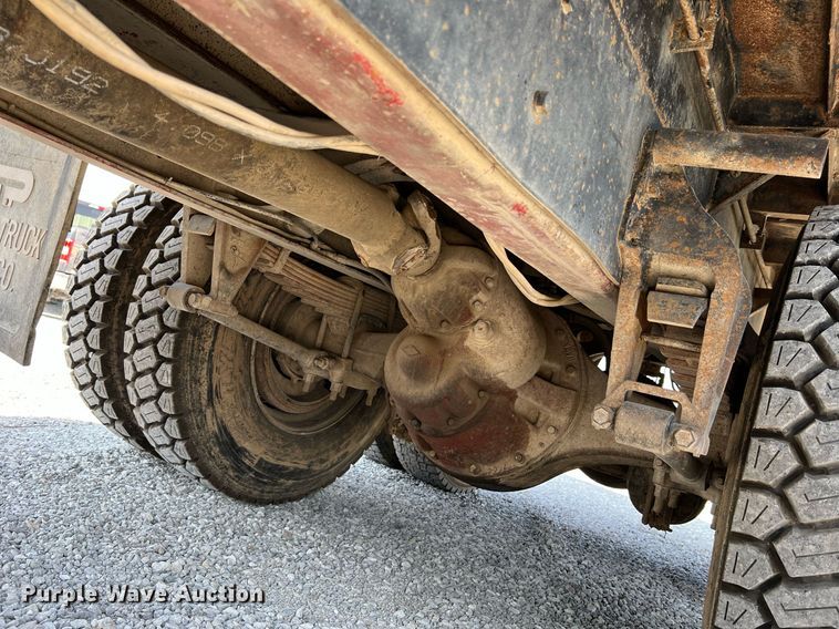 image for item II9187 1982 International F2275  dump truck