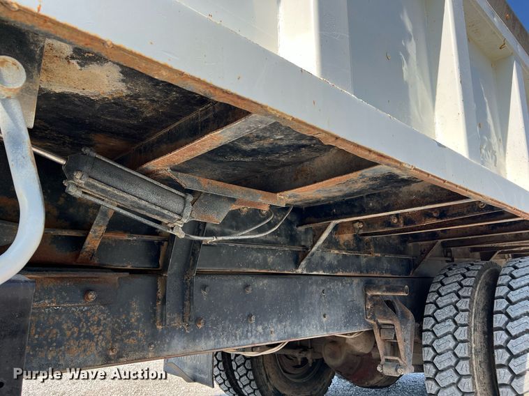 image for item II9187 1982 International F2275  dump truck