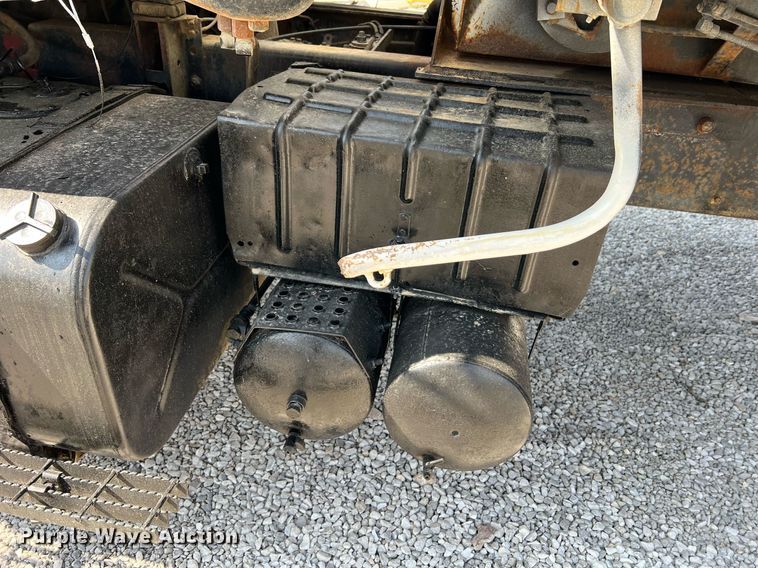 image for item II9187 1982 International F2275  dump truck