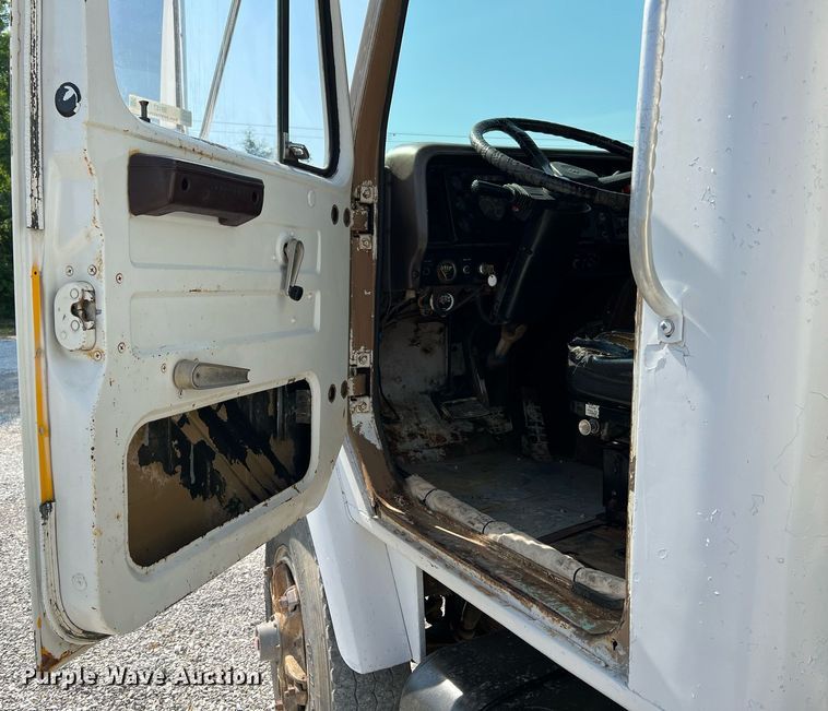 image for item II9187 1982 International F2275  dump truck