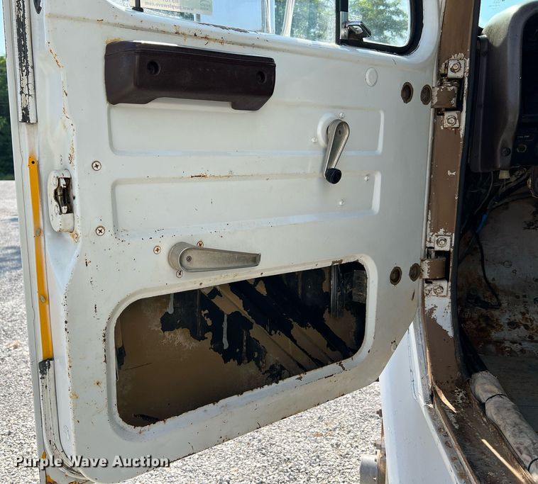 image for item II9187 1982 International F2275  dump truck