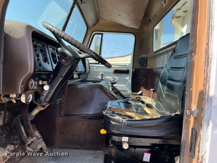 image for item II9187 1982 International F2275  dump truck