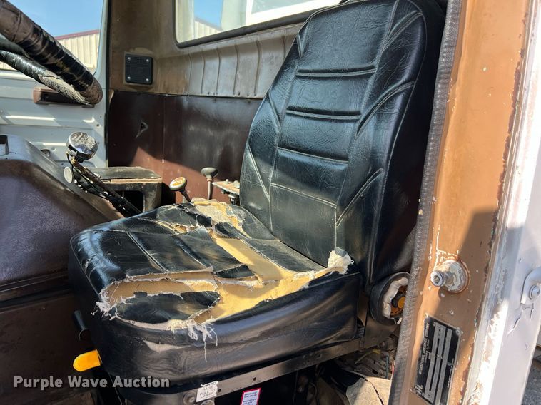 image for item II9187 1982 International F2275  dump truck