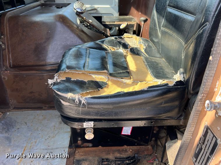 image for item II9187 1982 International F2275  dump truck