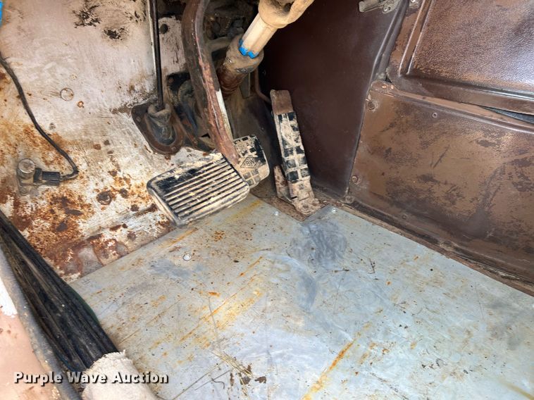 image for item II9187 1982 International F2275  dump truck