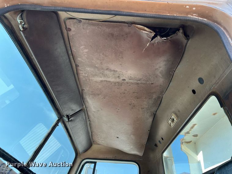 image for item II9187 1982 International F2275  dump truck