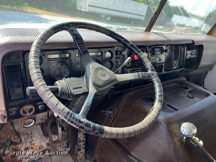 image for item II9187 1982 International F2275  dump truck