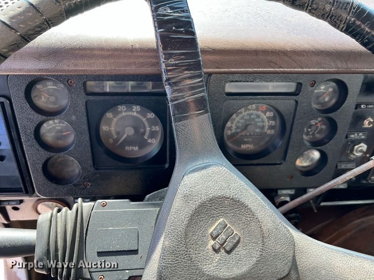 image for item II9187 1982 International F2275  dump truck