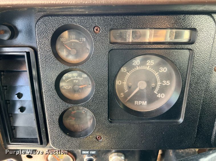 image for item II9187 1982 International F2275  dump truck