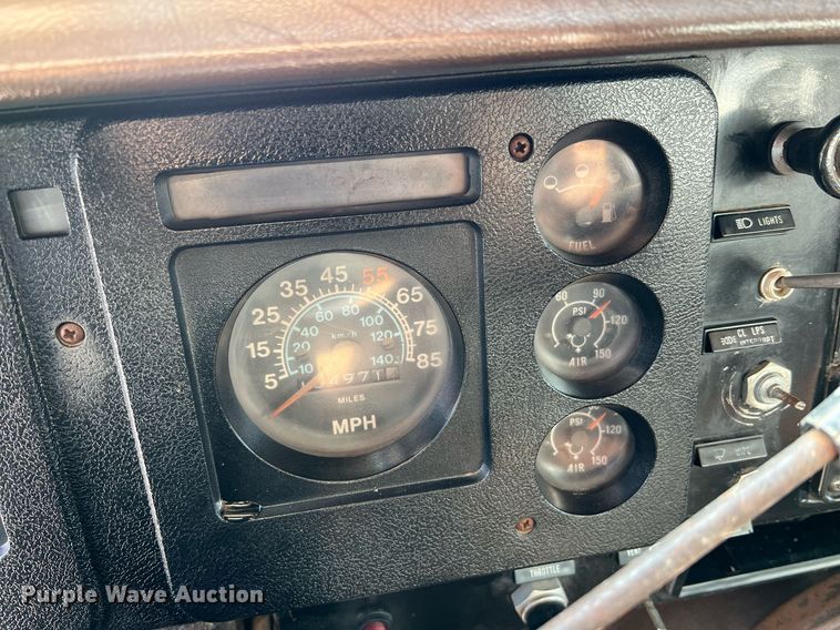 image for item II9187 1982 International F2275  dump truck