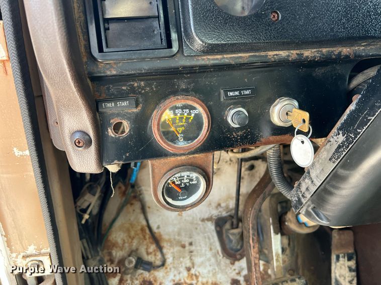 image for item II9187 1982 International F2275  dump truck