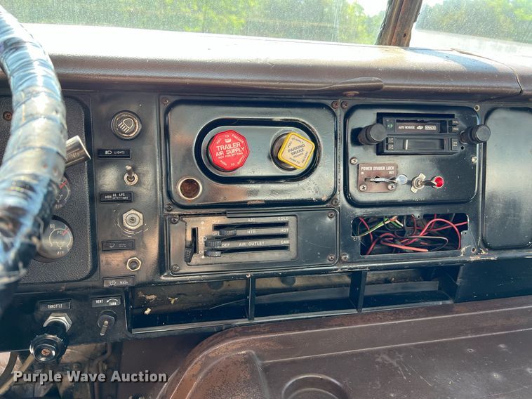 image for item II9187 1982 International F2275  dump truck