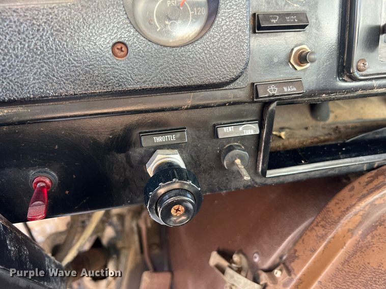 image for item II9187 1982 International F2275  dump truck