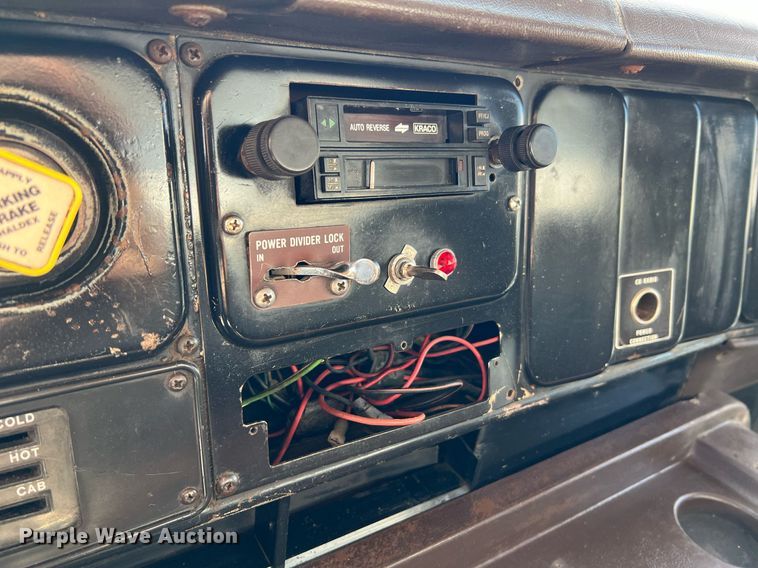 image for item II9187 1982 International F2275  dump truck