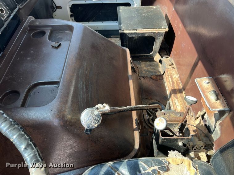 image for item II9187 1982 International F2275  dump truck