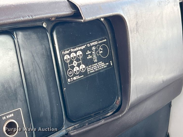 image for item II9187 1982 International F2275  dump truck