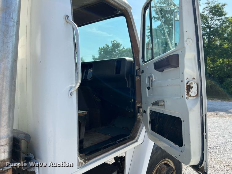 image for item II9187 1982 International F2275  dump truck