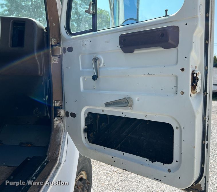 image for item II9187 1982 International F2275  dump truck