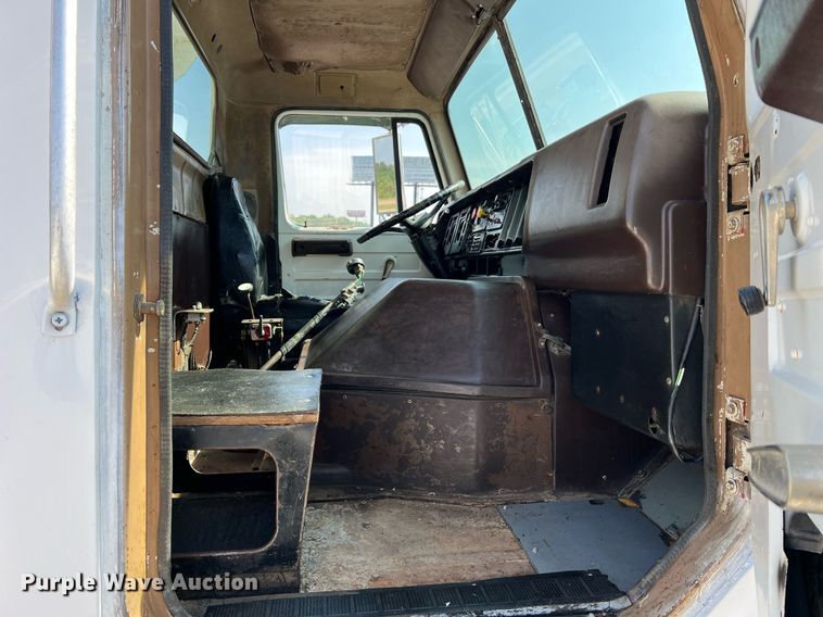 image for item II9187 1982 International F2275  dump truck