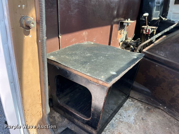 image for item II9187 1982 International F2275  dump truck