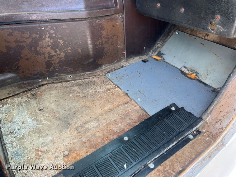 image for item II9187 1982 International F2275  dump truck