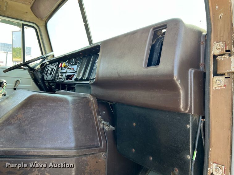 image for item II9187 1982 International F2275  dump truck