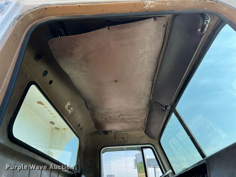 image for item II9187 1982 International F2275  dump truck