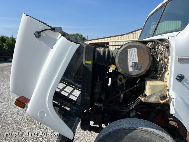 image for item II9187 1982 International F2275  dump truck