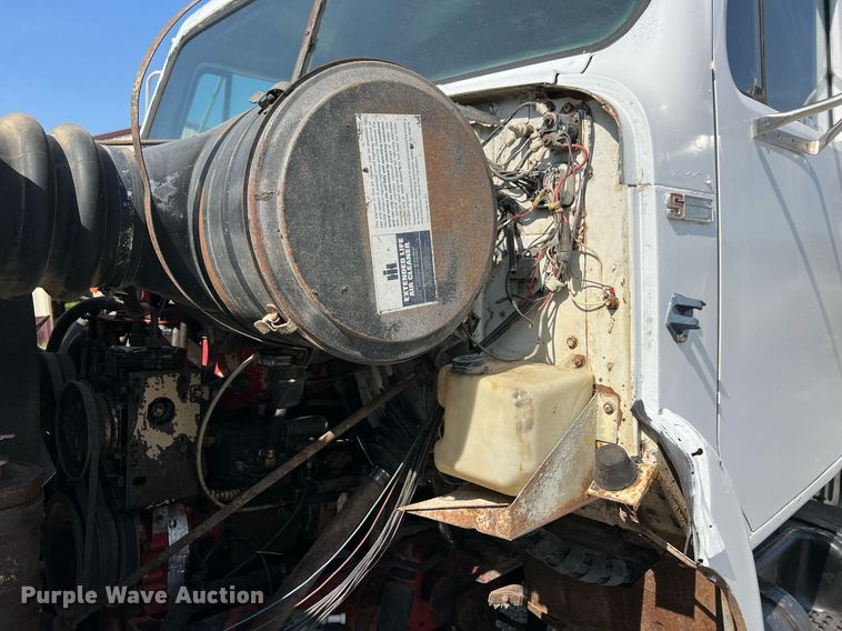 image for item II9187 1982 International F2275  dump truck