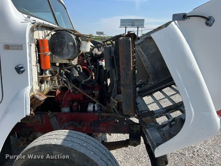 image for item II9187 1982 International F2275  dump truck