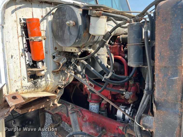 image for item II9187 1982 International F2275  dump truck