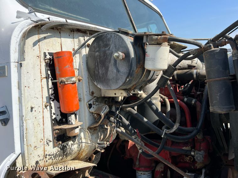 image for item II9187 1982 International F2275  dump truck