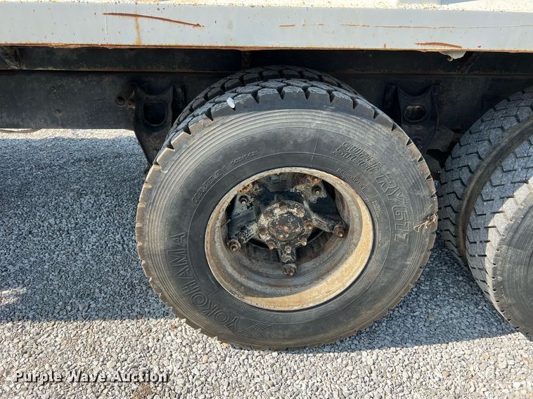 image for item II9187 1982 International F2275  dump truck