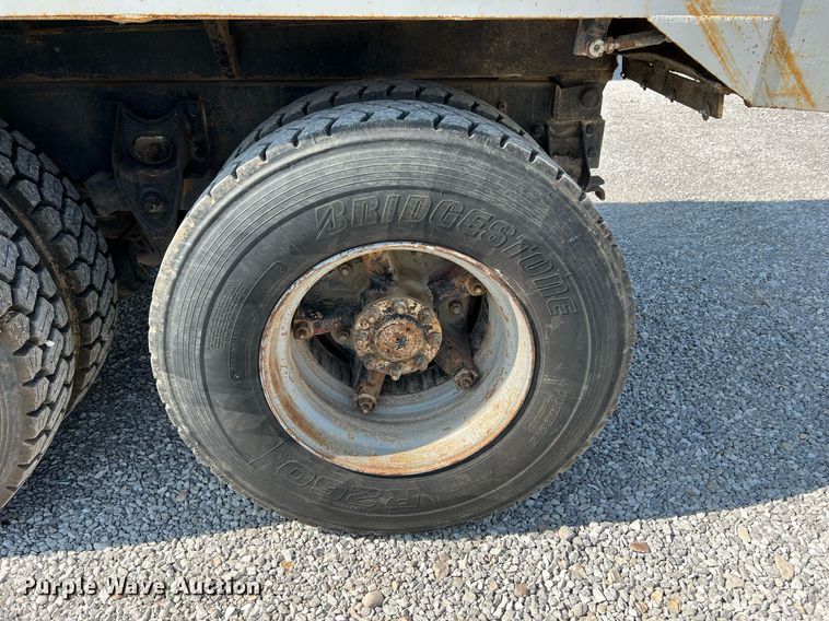 image for item II9187 1982 International F2275  dump truck