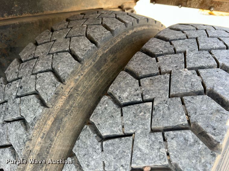 image for item II9187 1982 International F2275  dump truck