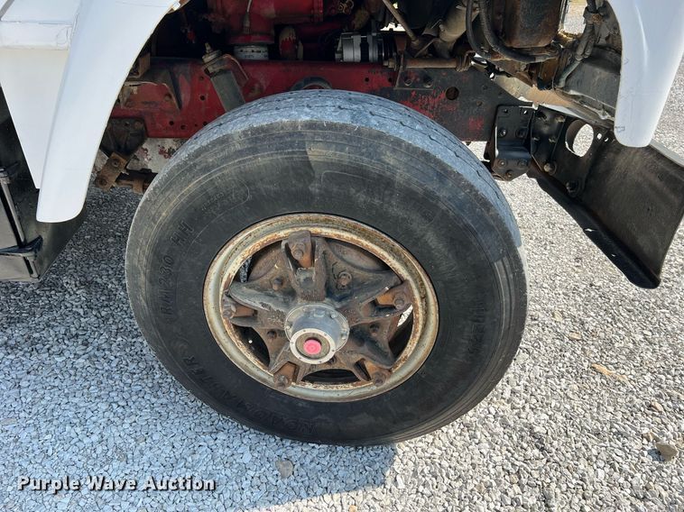 image for item II9187 1982 International F2275  dump truck