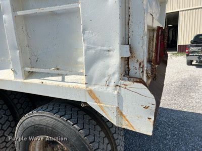 image for item II9187 1982 International F2275  dump truck