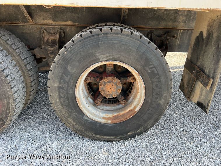 image for item II9187 1982 International F2275  dump truck