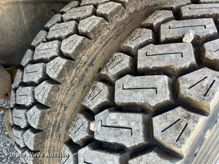 image for item II9187 1982 International F2275  dump truck