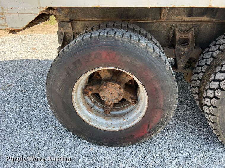 image for item II9187 1982 International F2275  dump truck