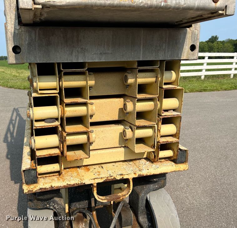 image for item II9197 2005 JLG 2630ES  scissor lift