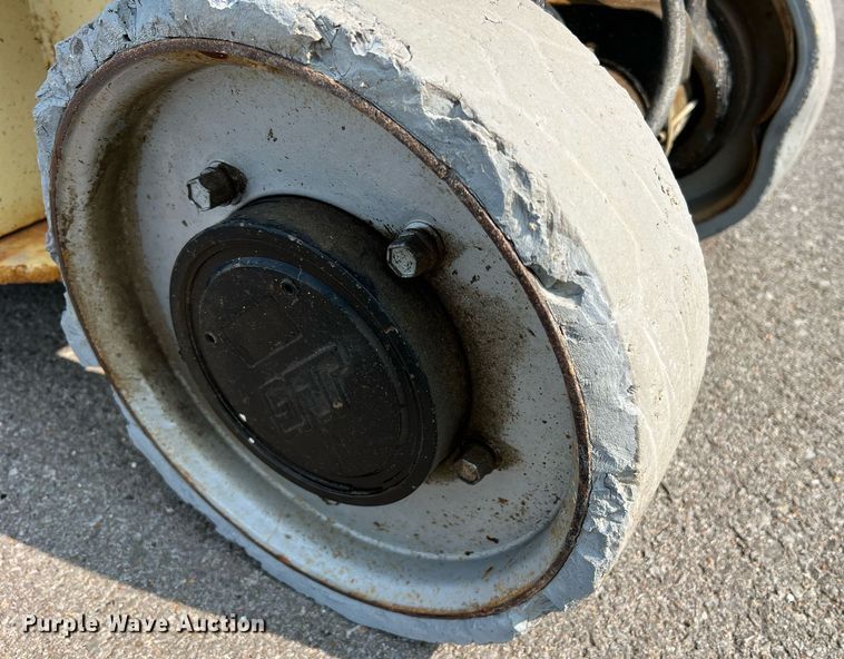 image for item II9197 2005 JLG 2630ES  scissor lift