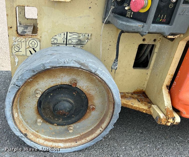 image for item II9197 2005 JLG 2630ES  scissor lift