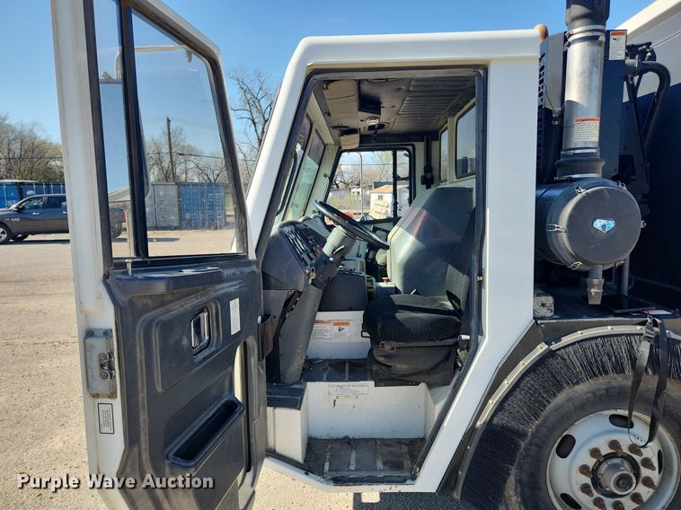 image for item JB9565 2007 Crane Carrier Low Entry  dump truck