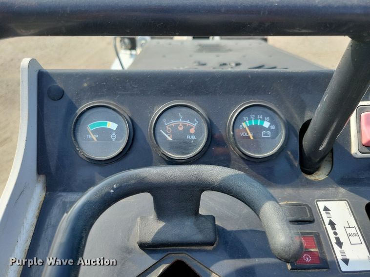 image for item JO9170 2018 Bobcat MT85  compact utility loader