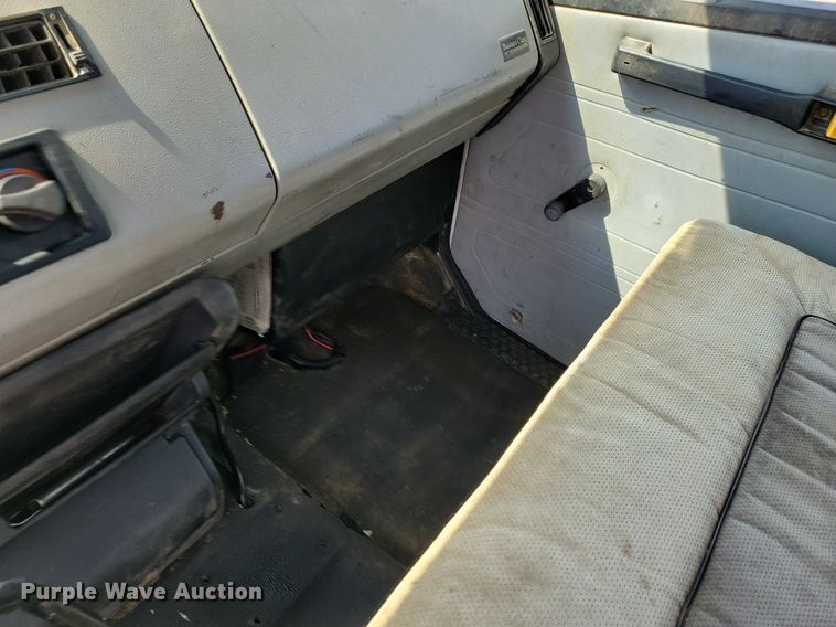 image for item JO9173 1997 Freightliner FL70  flatbed truck